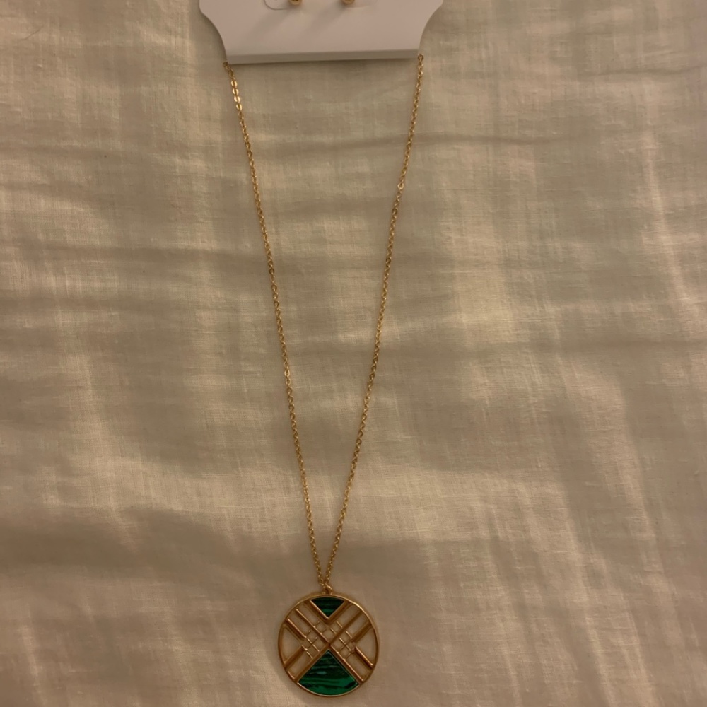Green and gold necklace with stud earrings